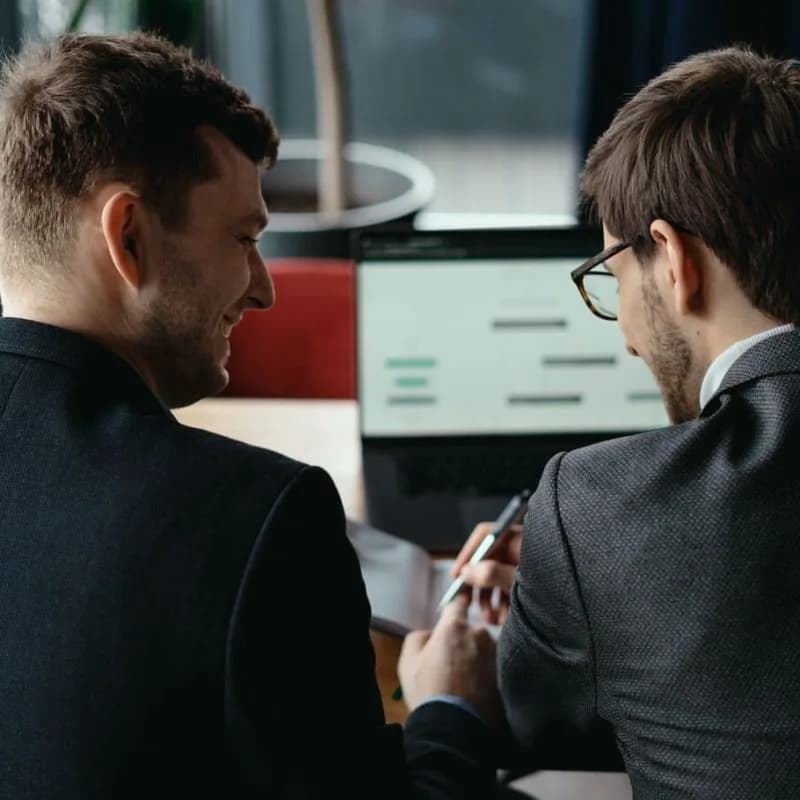 Instalación operativa con flujos físicos y sistemas conectados