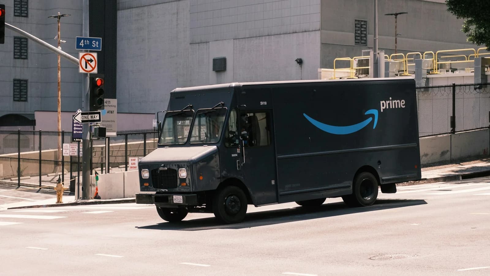 Camión de reparto de Amazon en azul oscuro, con su distintivo azul, en una calle de Los Ángeles