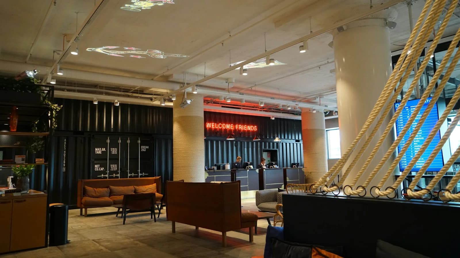 Vestíbulo de hotel con mostrador de recepción y zonas de espera