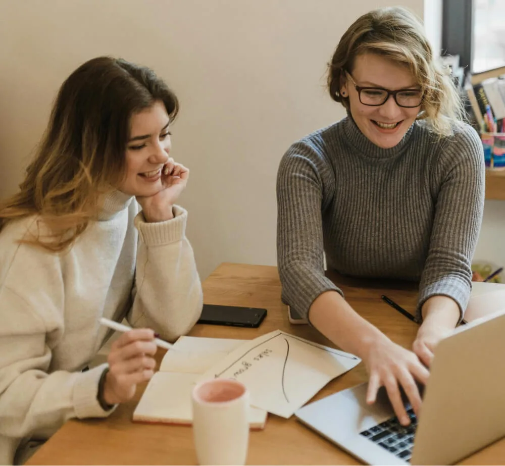 Dos profesionales colaborando sobre una mesa de trabajo